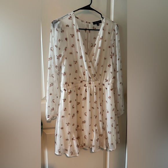 Trixxi Dresses & Skirts - TRIXXI White Floral Longsleeve Mini Dress L